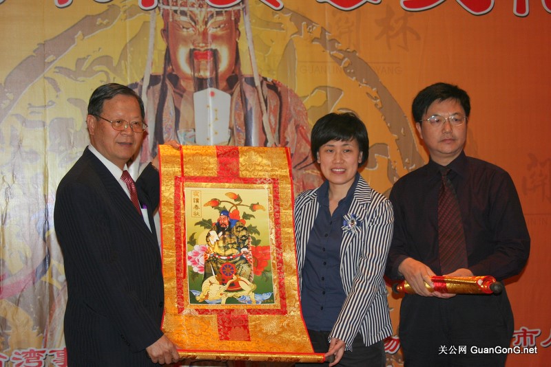 世界关公文化促进会副会长朱正明先生赠送伽蓝菩萨(关公)唐卡给廖正豪先生和陈向平女士